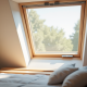 Chambre de grenier moderne avec fenêtre Velux et moustiquaire